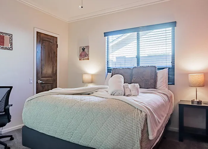 Holiday home Leisurely House Near Kierland Pool Hot Tub Games