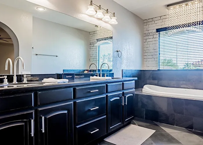 Leisurely House Near Kierland Pool Hot Tub Games Holiday home *